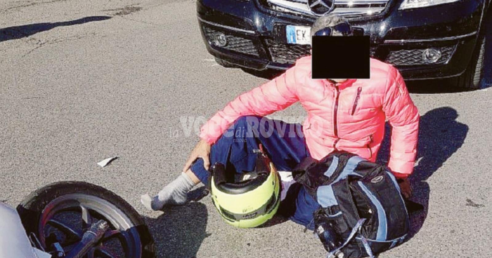 Incidente in centro tra auto e scooter, una donna all’ospedale
