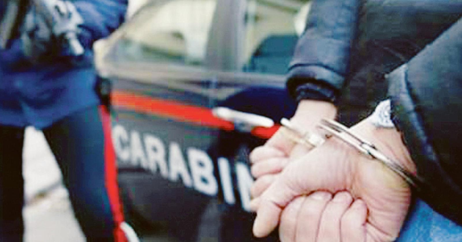 Ubriaco, entra al bar in scooter: arrestato