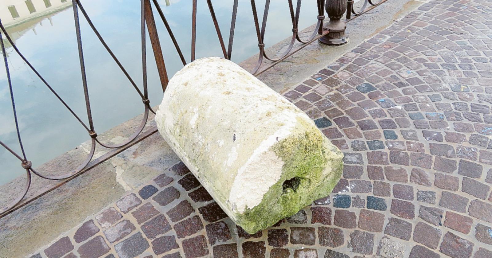 Danneggiati due massi archeologici