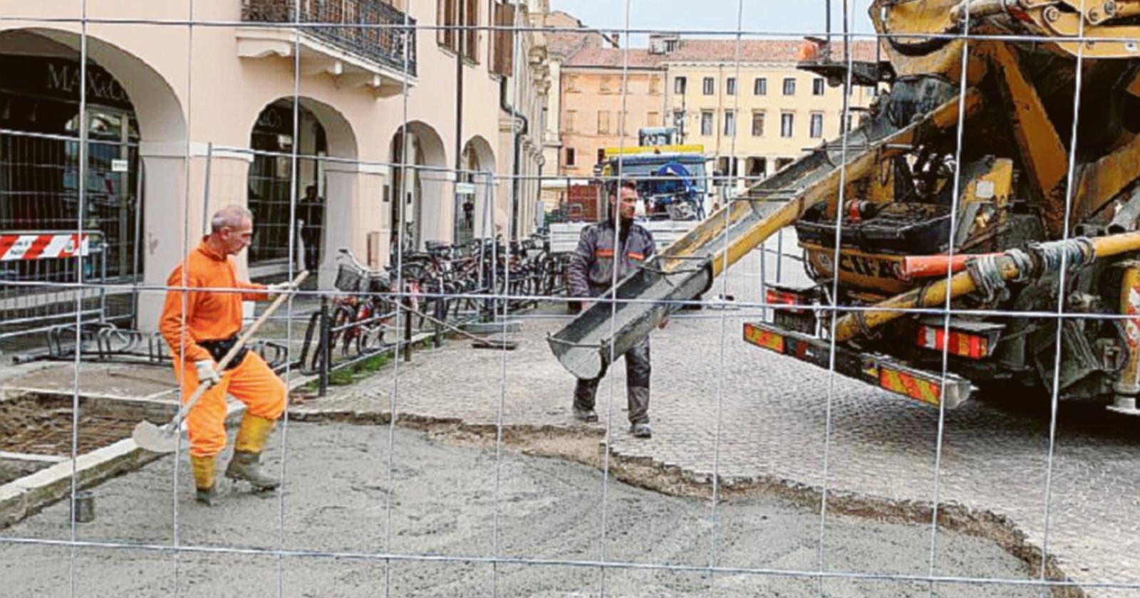 Chiusa la voragine si aspetta il porfido