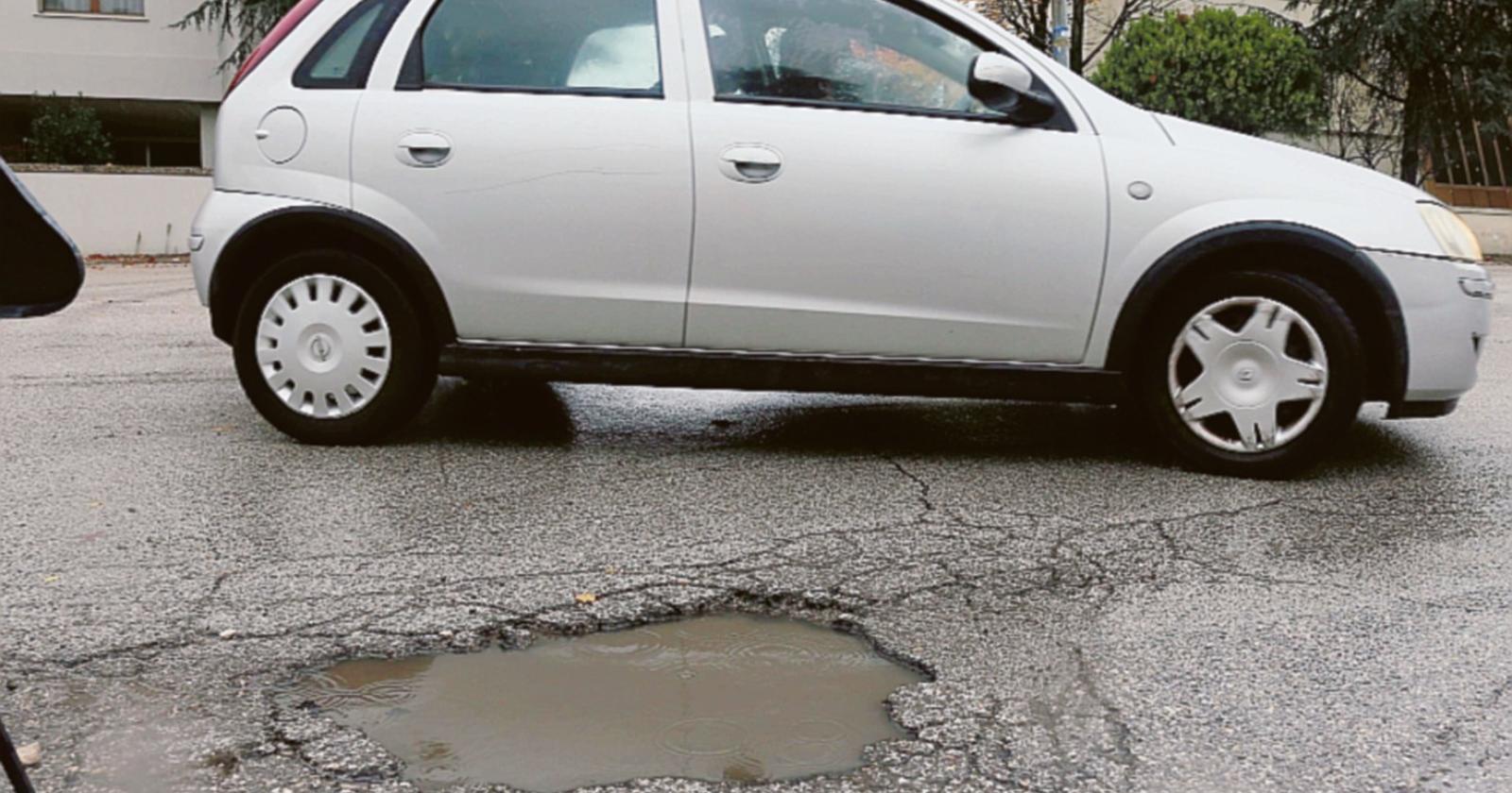 La pioggia scava l’asfalto