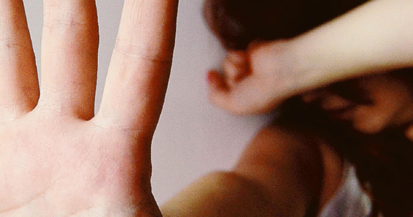 Stupri, botte e pugni in pancia alla compagna in gravidanza