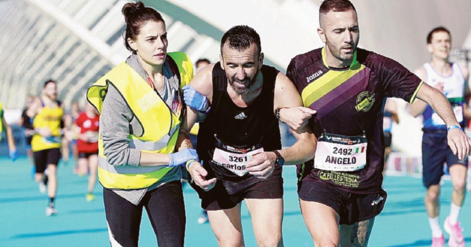 Podista polesano soccorre un atleta a Valencia