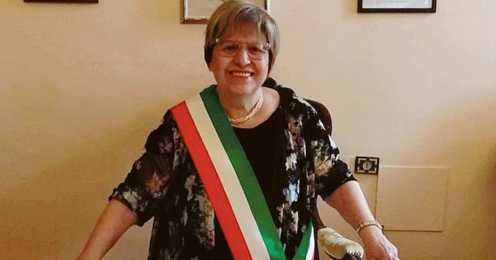 Il maestro bastona la consigliera