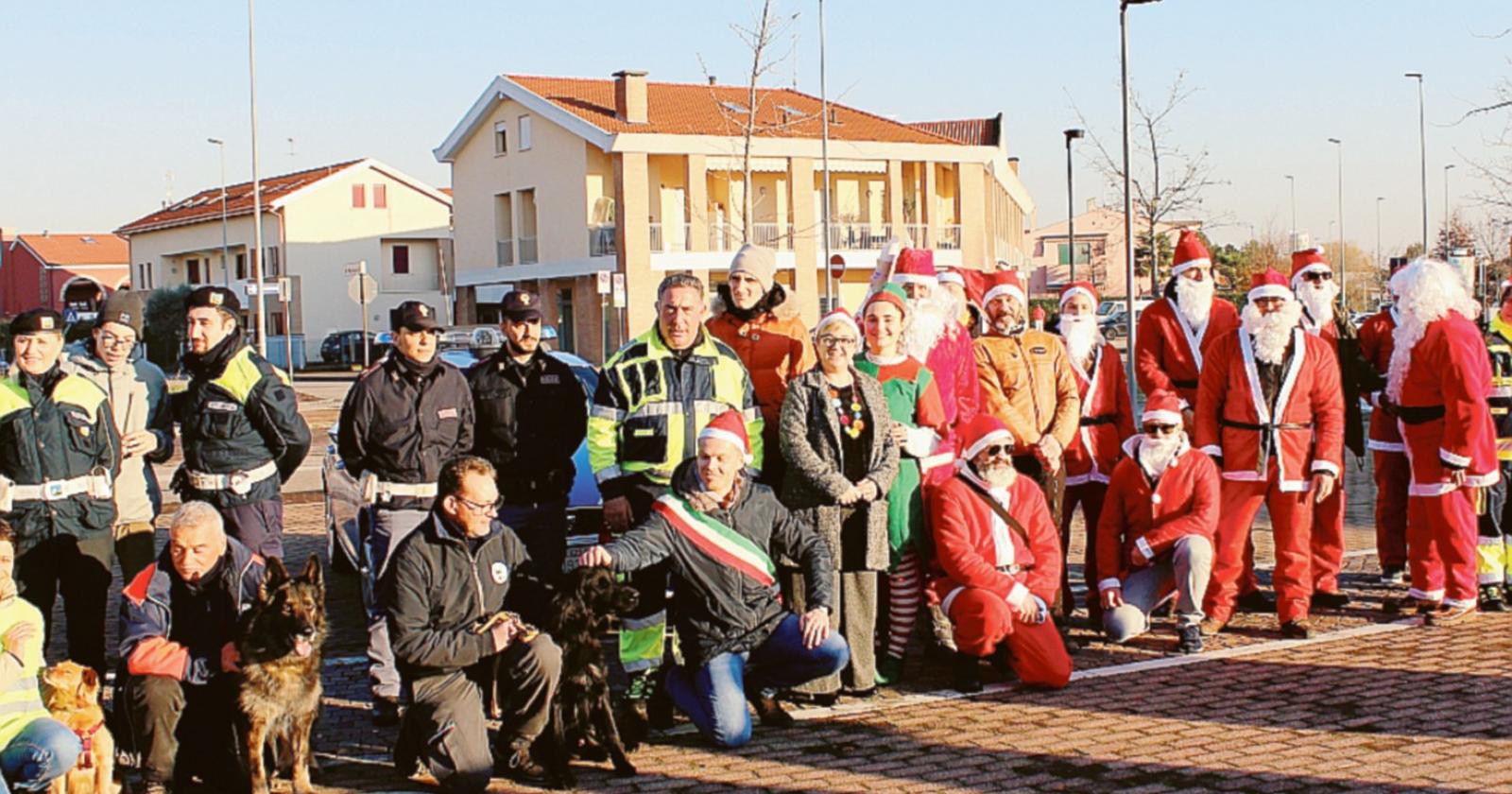 Babbo Natale è arrivato in Vespa. E insieme ai cagnoloni