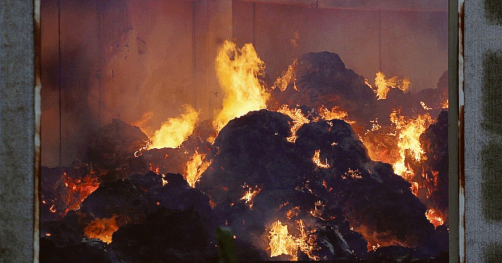 Rotoballe in fiamme, 2 case evacuate