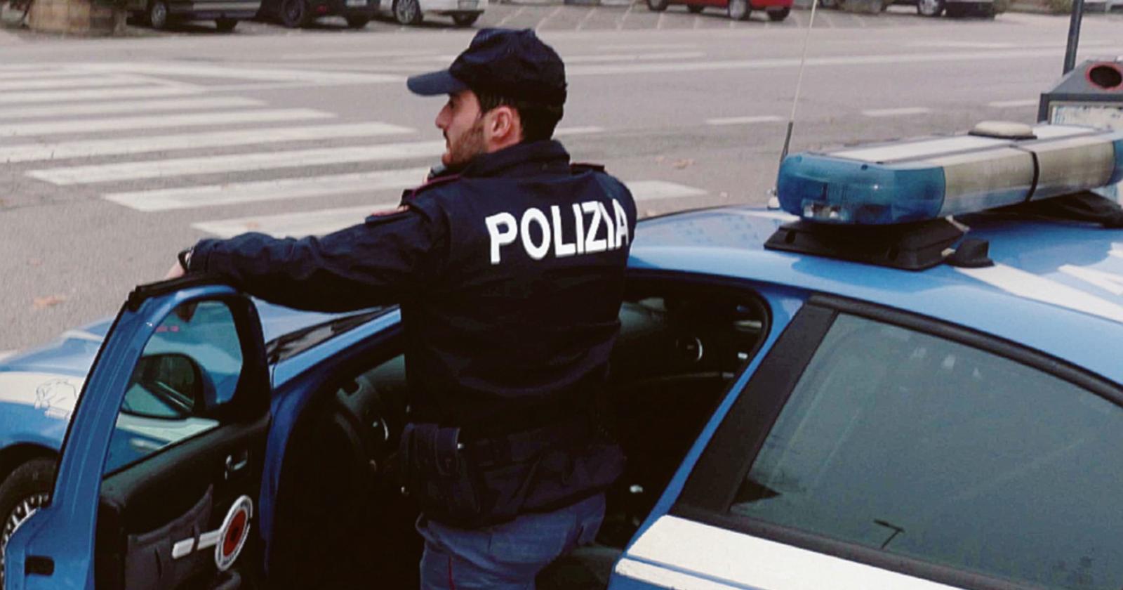 Litigano per un ragazzo: spacca un bidone in faccia alla rivale