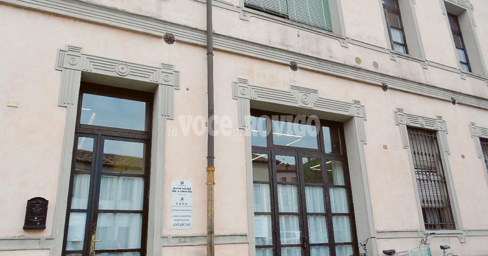 Anziano multato davanti al centro