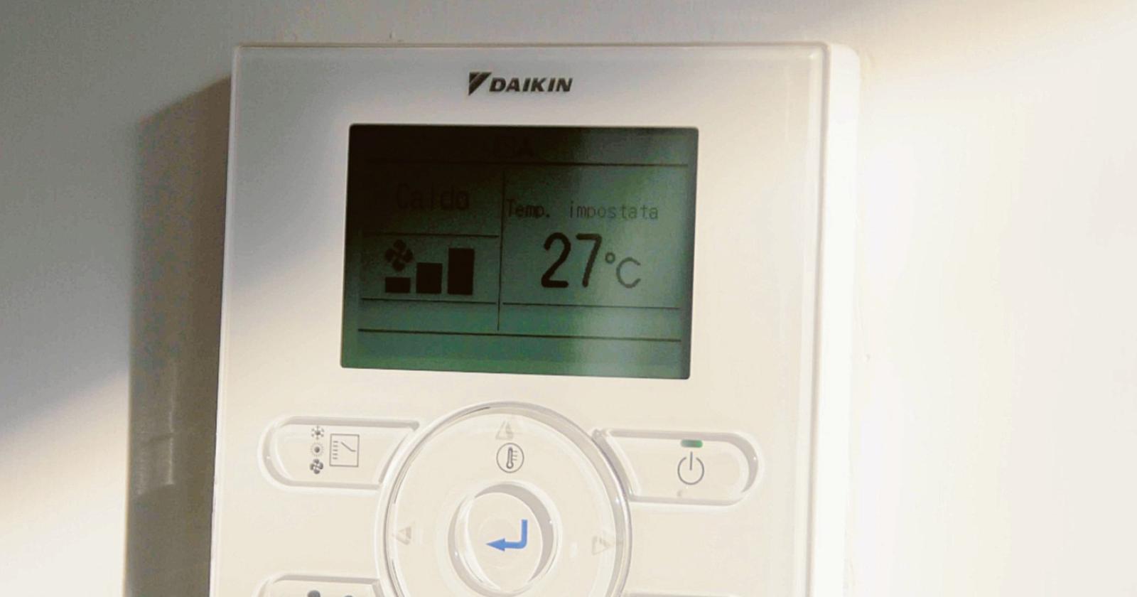 Agli altri dicono "termostati giù" e loro tengono 25° gradi in Comune