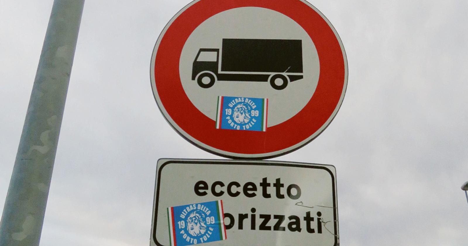 Adesivi sui cartelli: “Chi ha sbagliato pagherà”