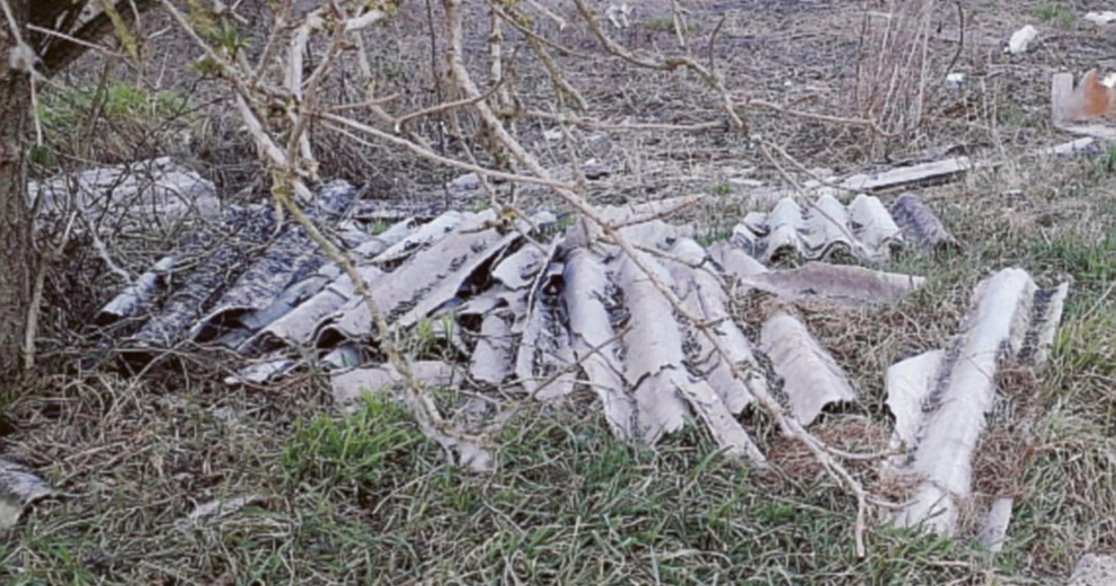 Un bancale di amianto nella golena