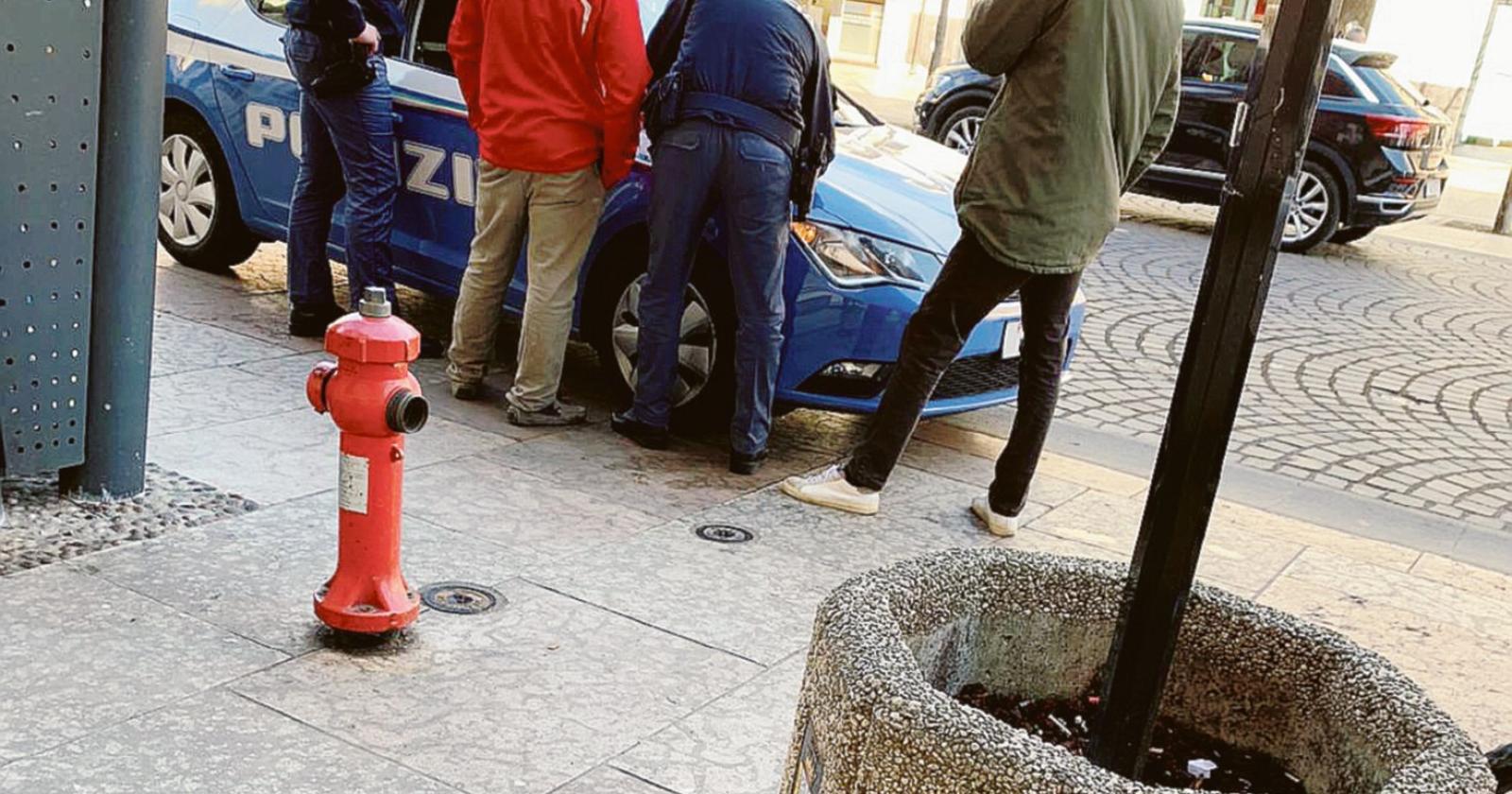 Lite tra stranieri fuori dalle Poste