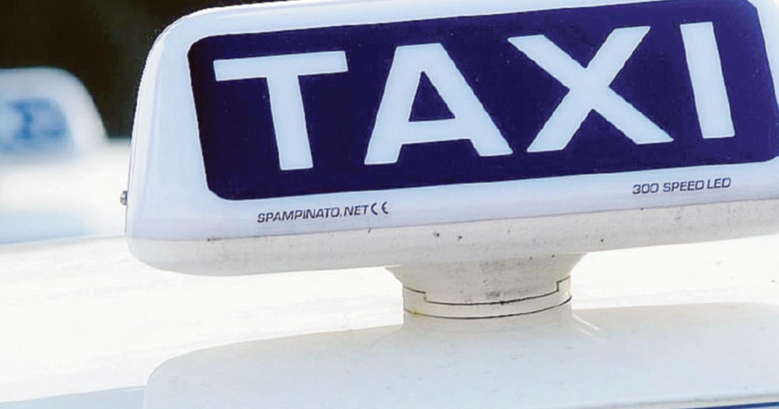 Non rispetta i turni, sospesa la licenza al tassista 