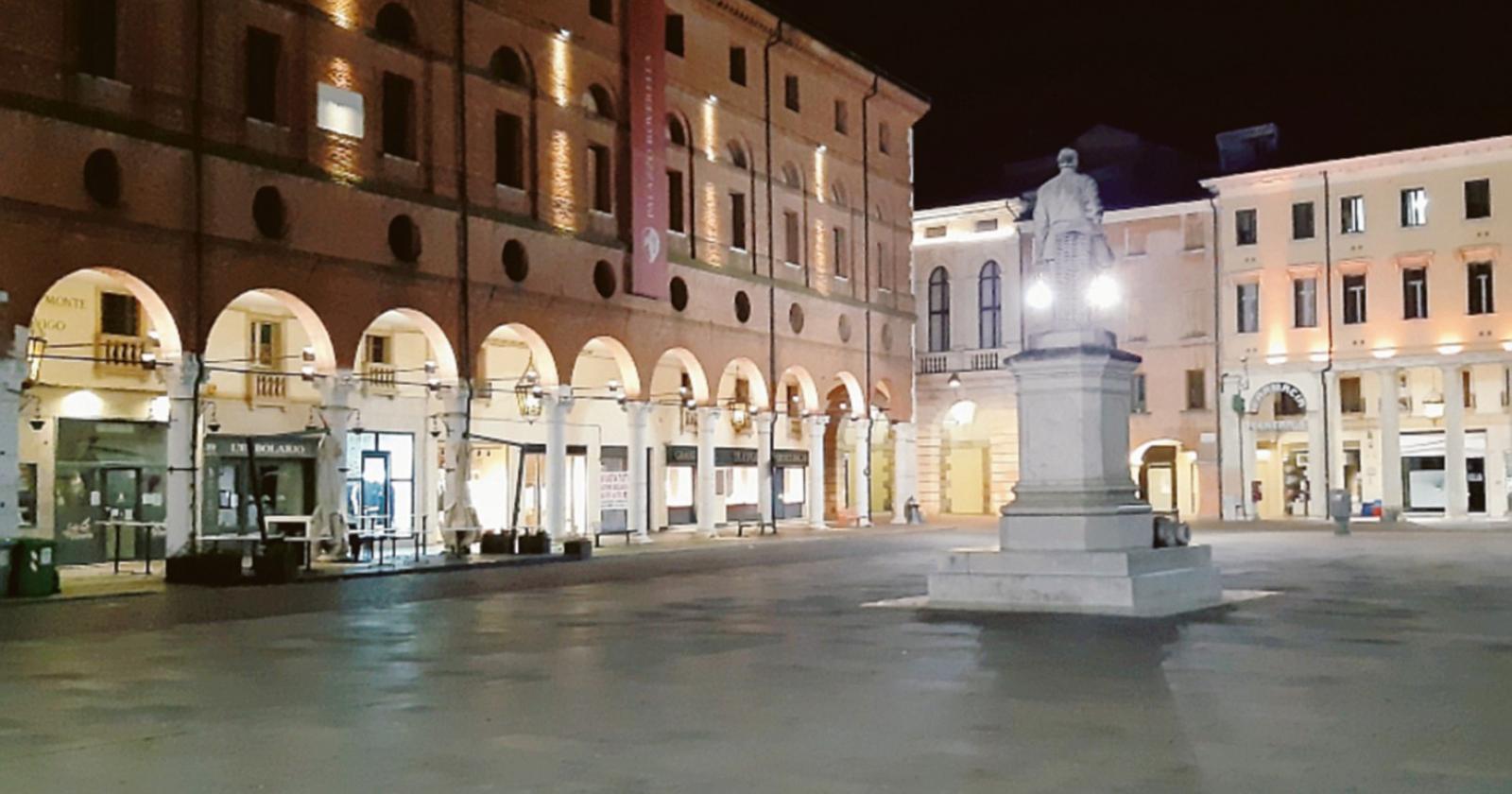 Città deserta, che pulsa in attesa