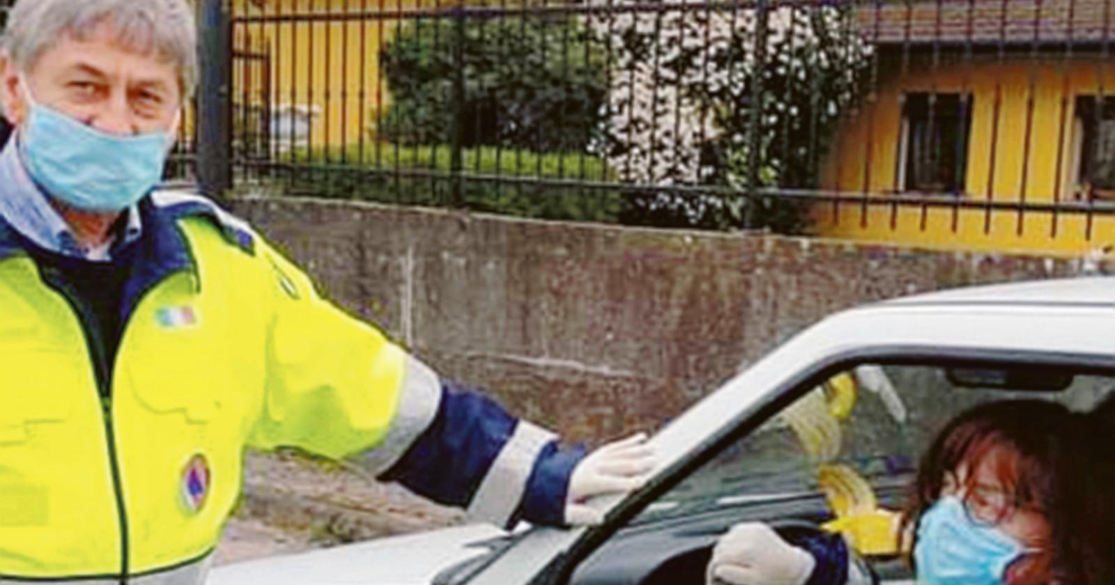 Il sindaco in strada insieme ai volontari per rassicurare e dare un segno di vicinanza