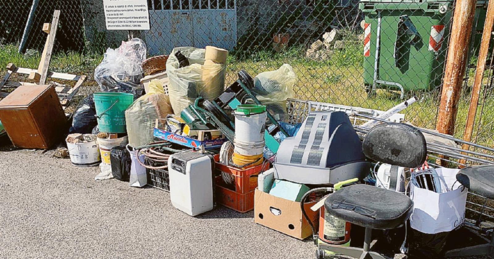 Incivile abbandono dei rifiuti