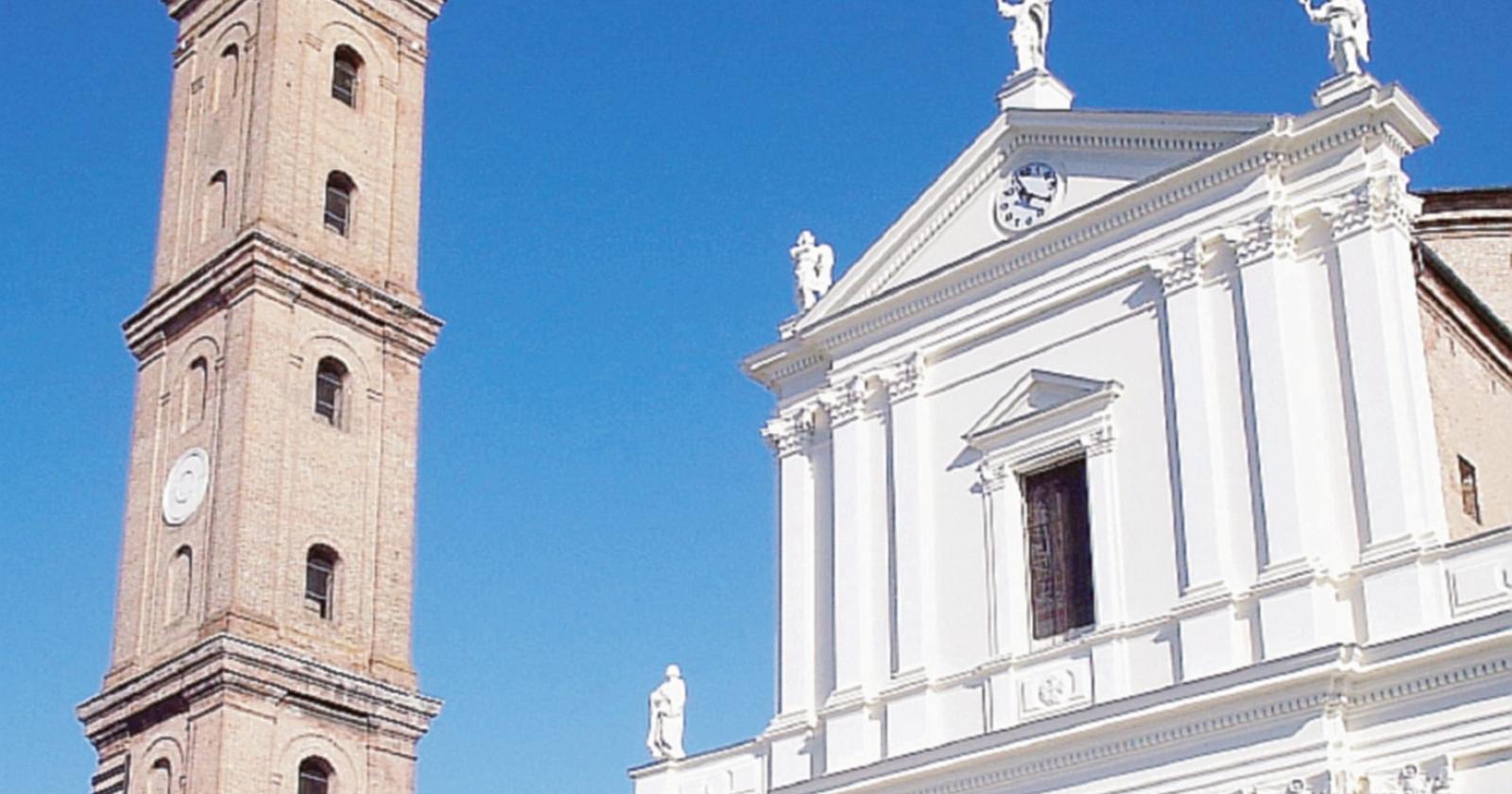 Strani avvistamenti notturni, elicotteri militari in sorvolo sulla piazza