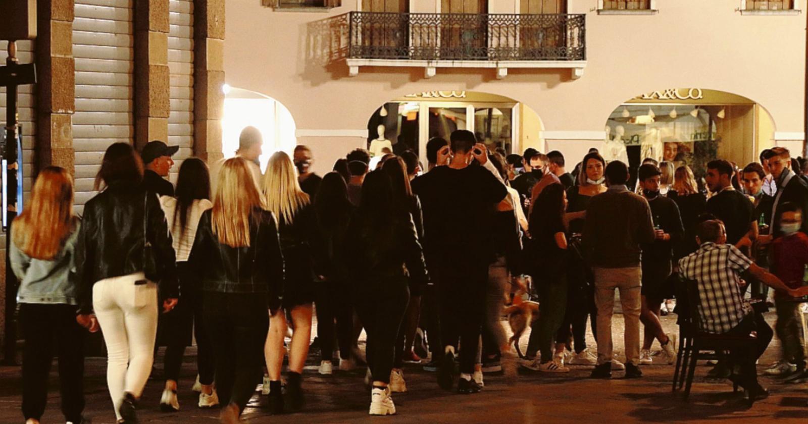 La movida in centro è senza mascherina