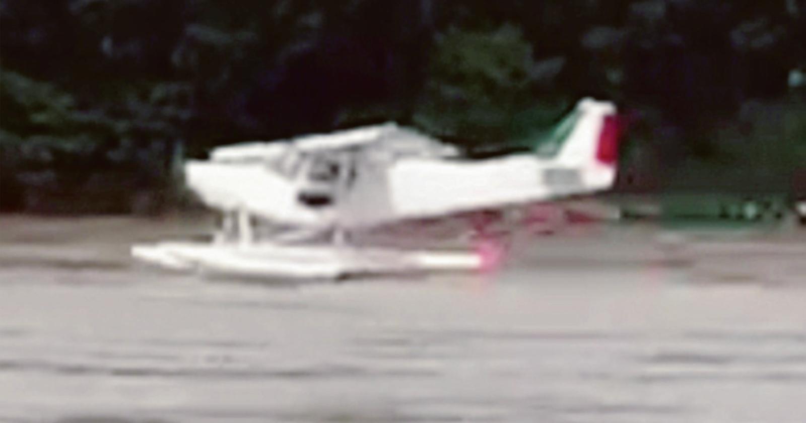 Un idrovolante atterra... sul Po