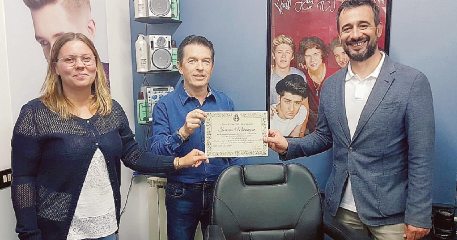 Va in pensione lo storico barbiere del paese