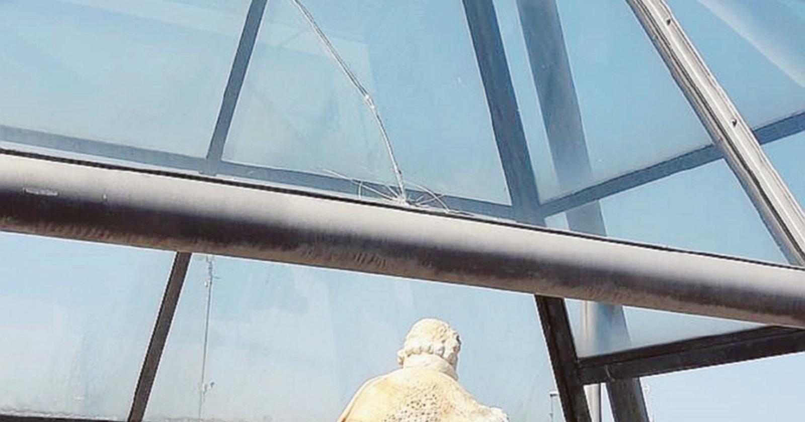 Incursione dei vandali: danneggiata la piramide