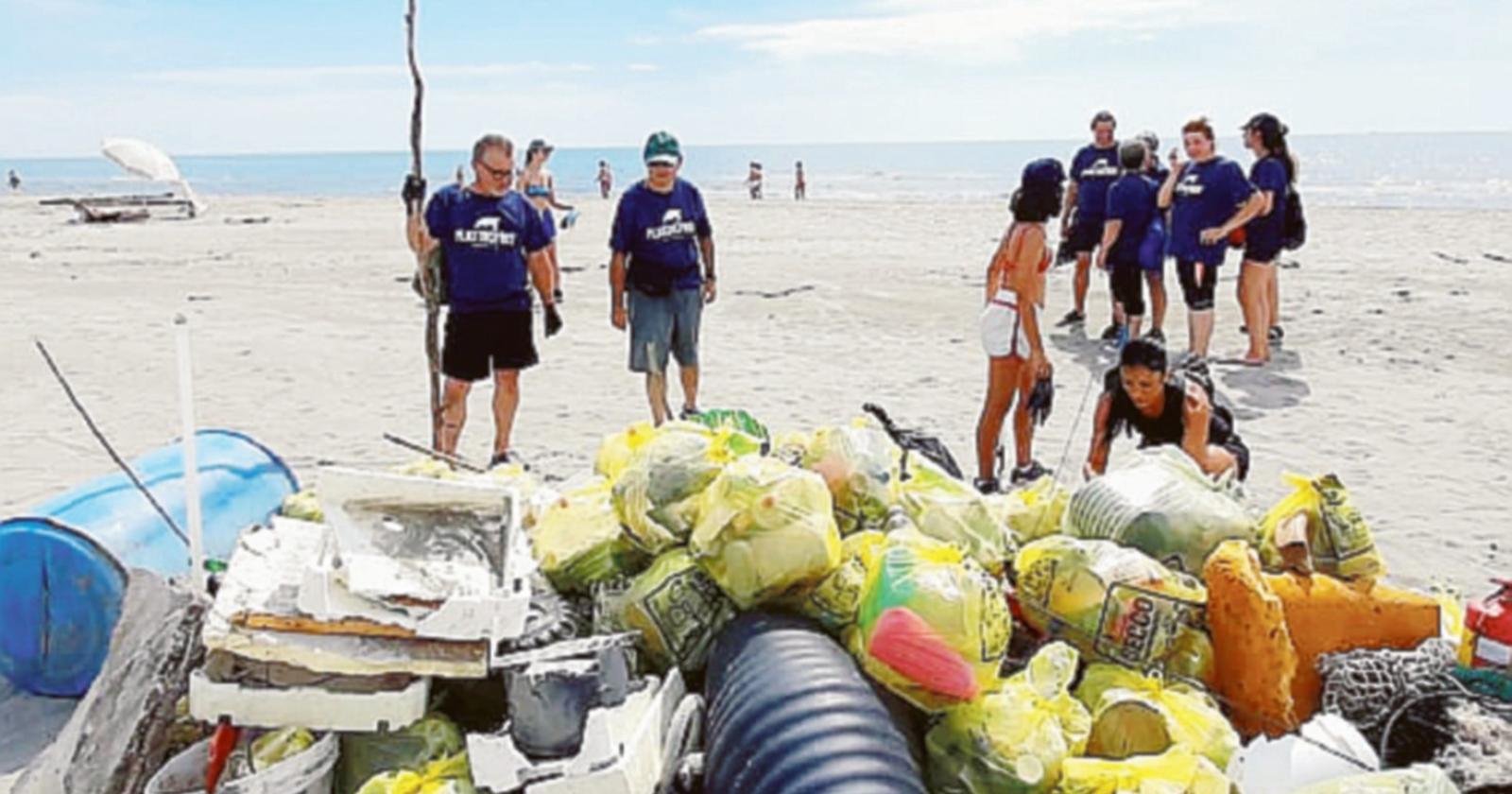 40 angeli ripuliscono la nostra spiaggia