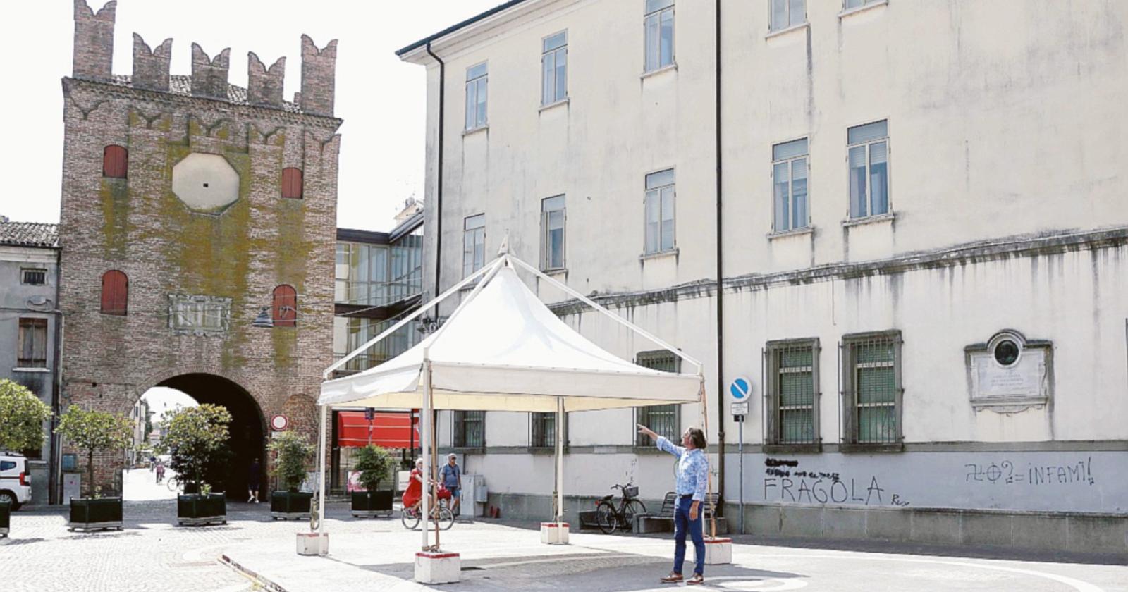 Ora piazza Merlin è libera. O quasi...