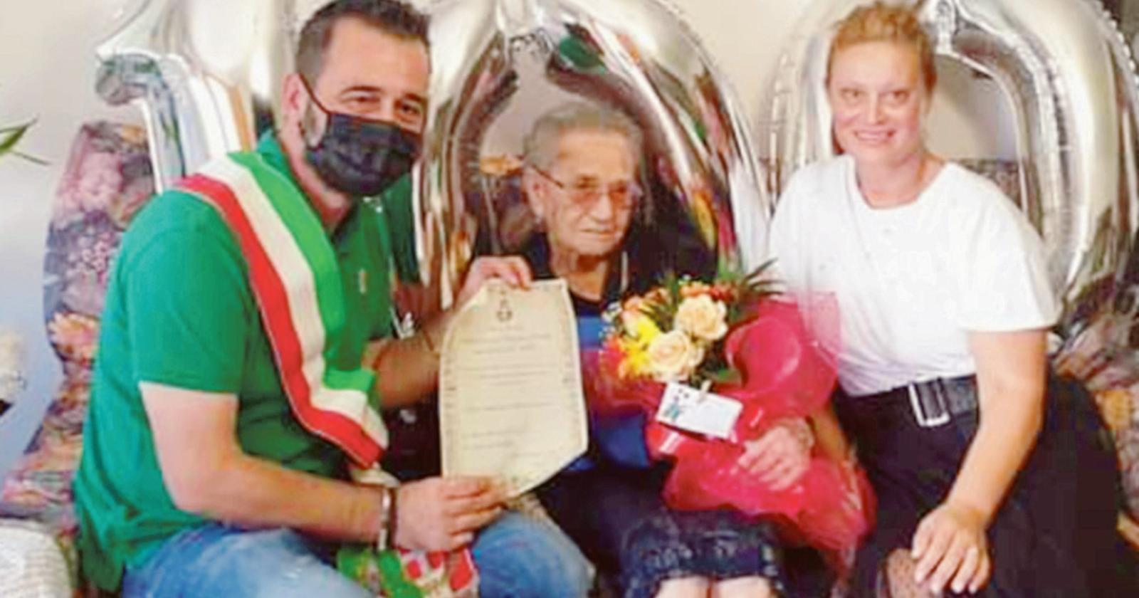 Nonna Venerina festeggia i cento anni