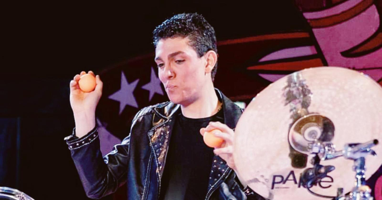 Sostiene gli esami scolastici dalla tournée con il suo circo