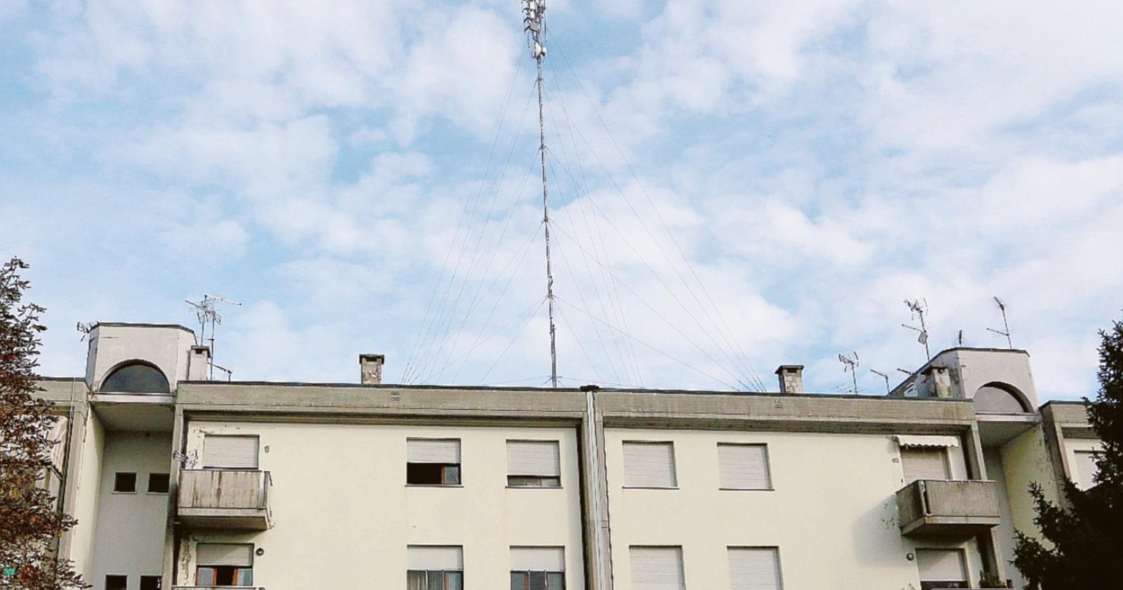 “Antenna 5G abusiva sul palazzo in centro abitato”
