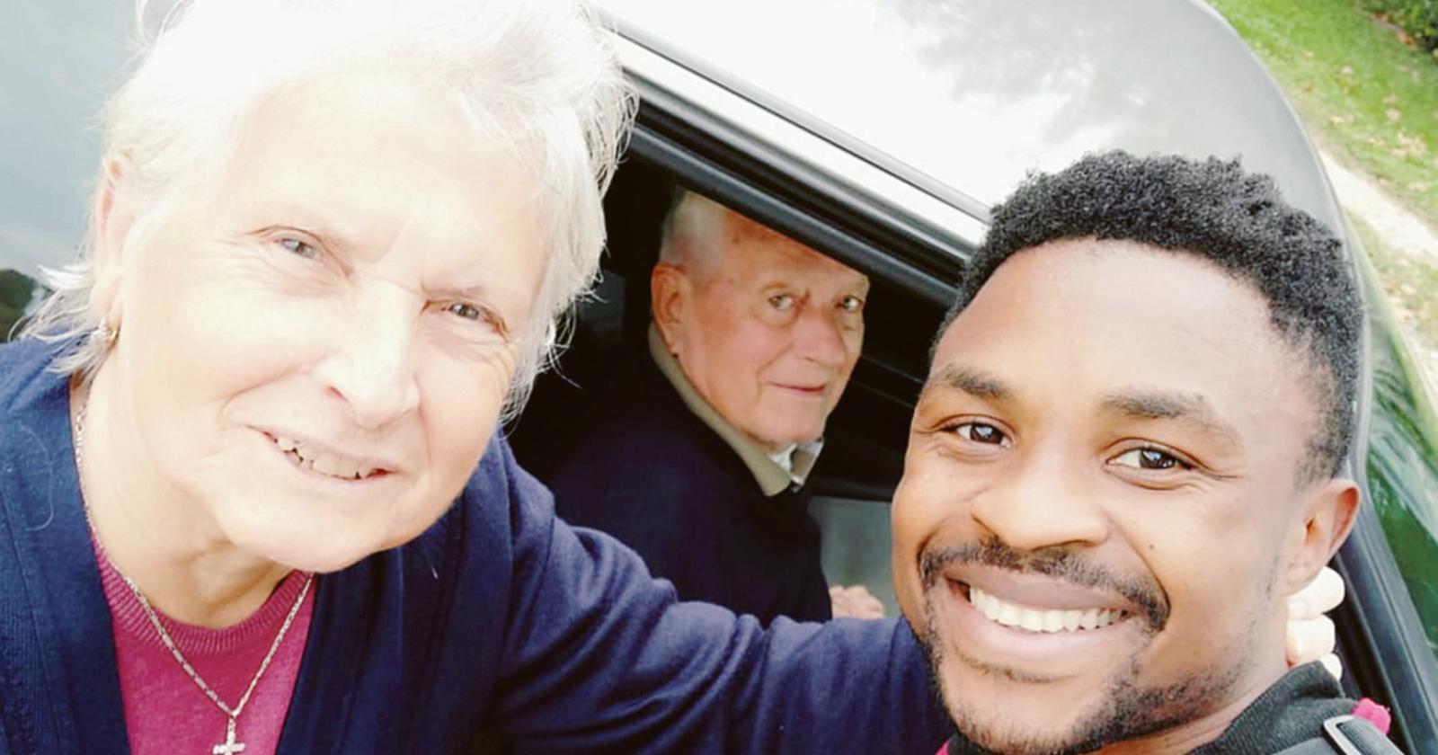 Pugile dal cuore d'oro aiuta due nonni rimasti a piedi