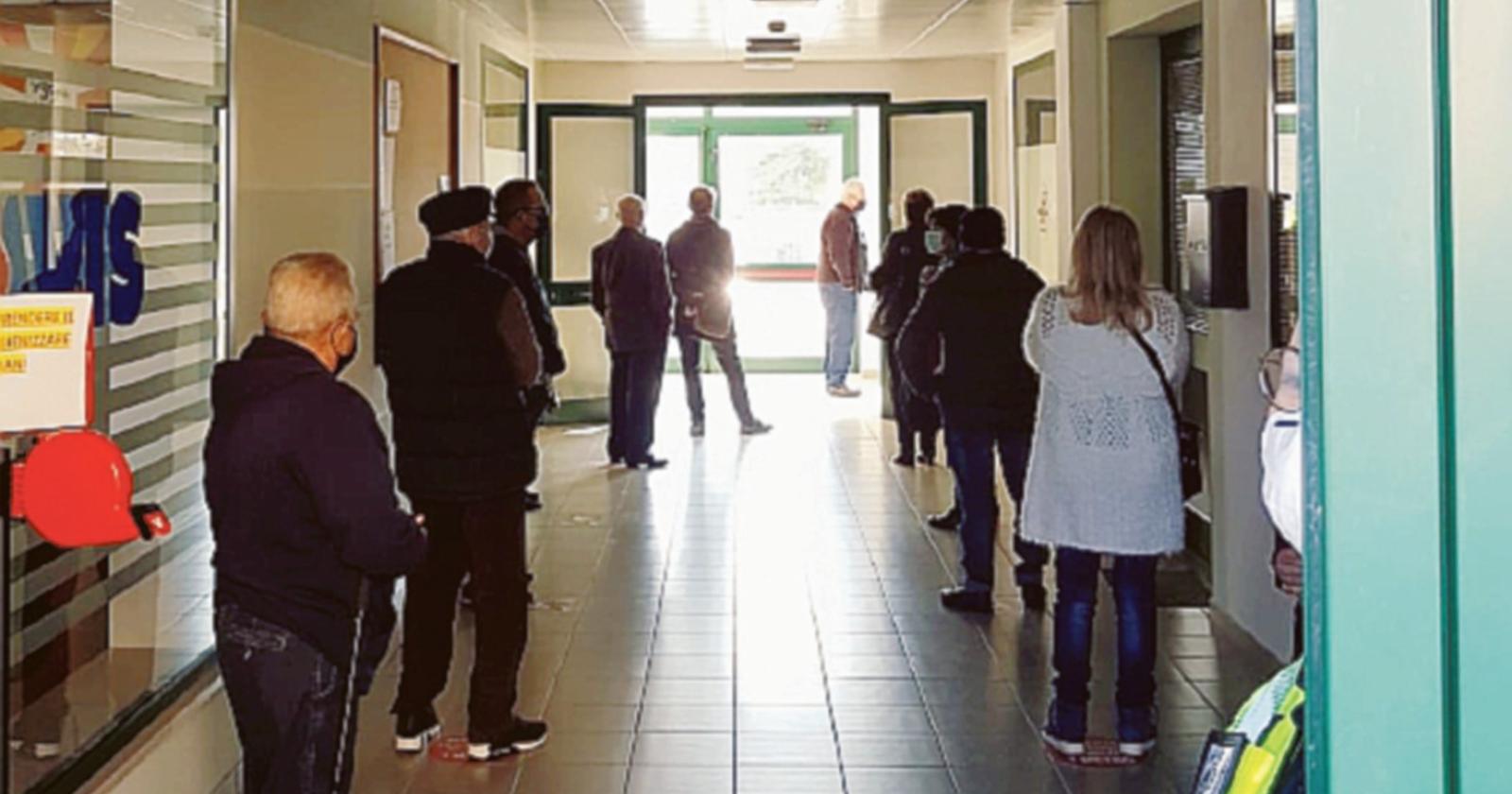 Ressa al centro vaccini, arrivano i carabinieri 