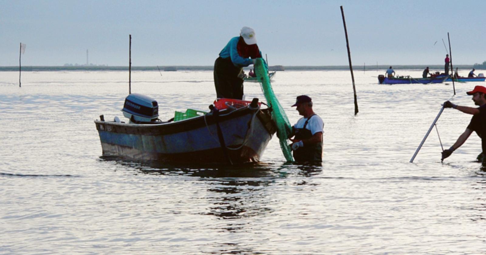 Pescatori in rivolta contro il loro Consorzio: “Vogliamo il nostro specchio d’acqua”