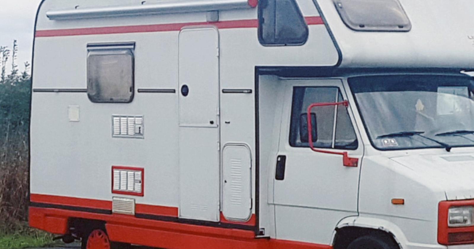 Dormiva in camper davanti ad Amazon: ora ha una casa popolare