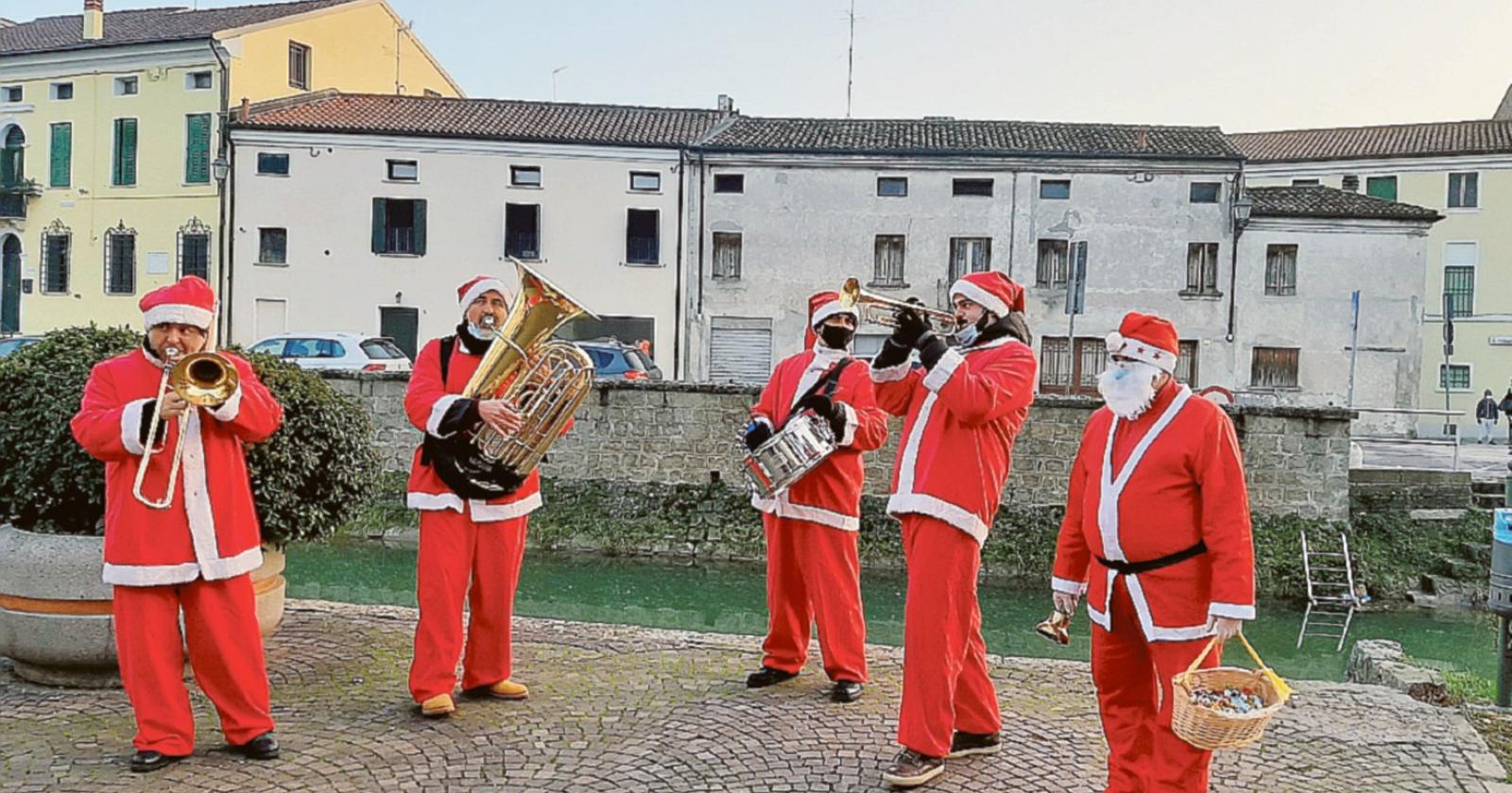 Babbi Natale in musica e monumenti da adottare