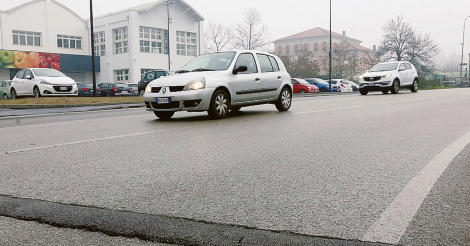 Il rattoppo è peggio del buco, auto in panne sulla rotatoria