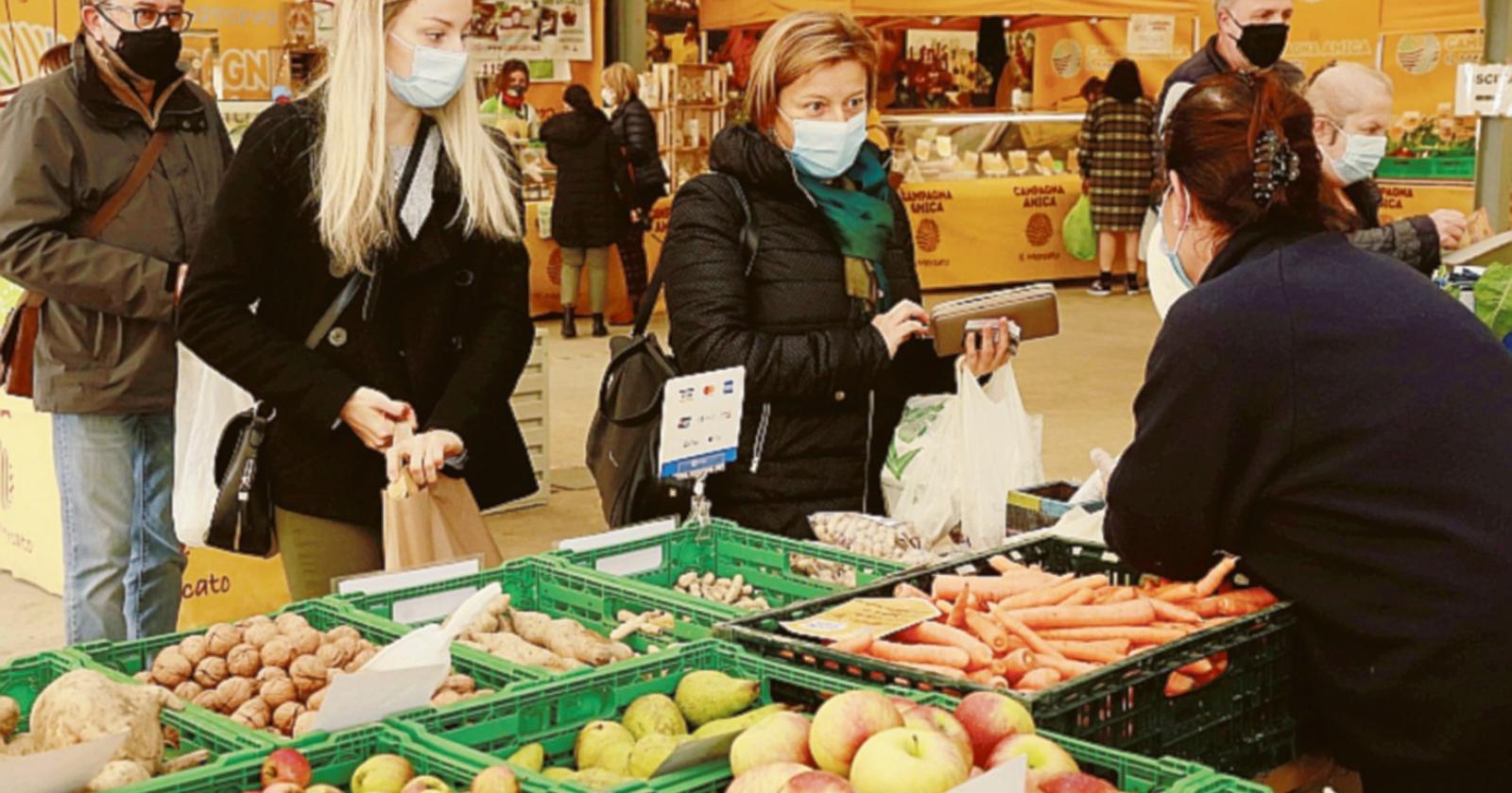 Al mercato coperto arrivano gli agrumi contro il freddo