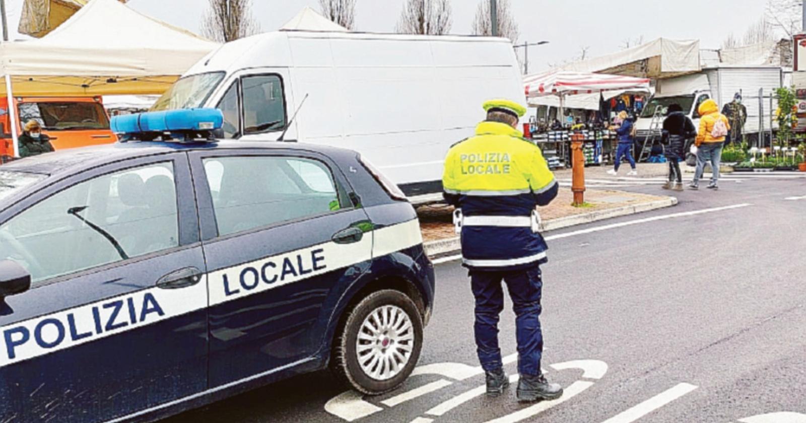 "Ci sono i posteggiatori abusivi", scappano all'arrivo degli agenti