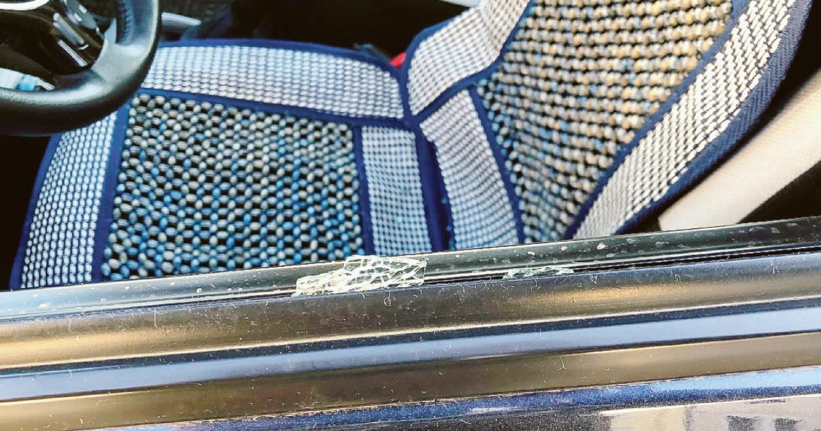 Va a fare foto: gli devastano l’auto