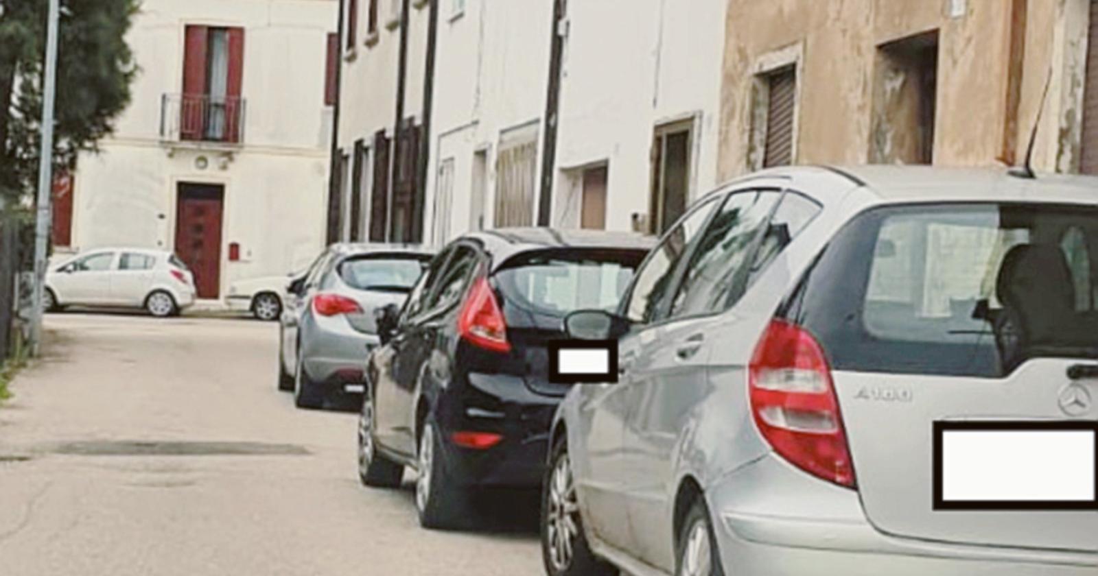 “Posteggio selvaggio in via De Amicis”