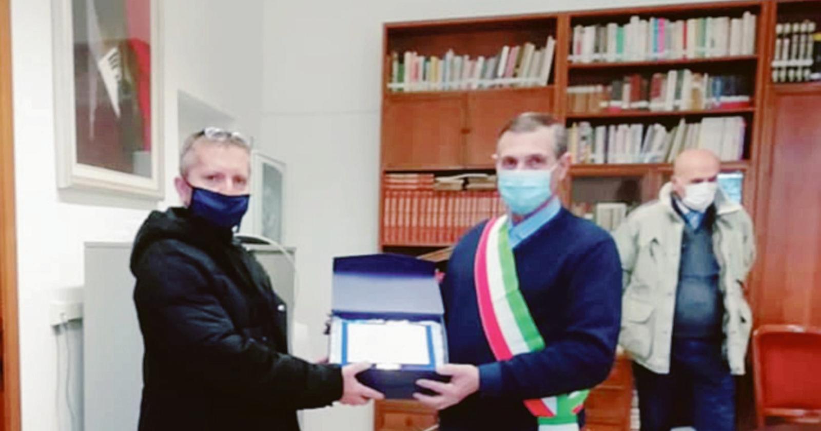 Da anni lavora volontario all'aggiornamento del sito del Comune: Fabio è cittadino benemerito