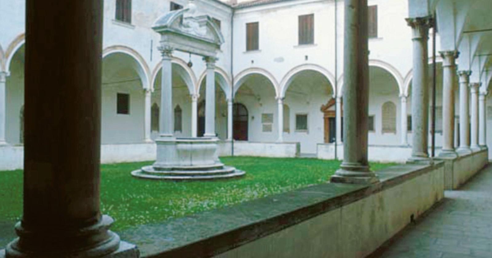 Un chiostro al centro della città