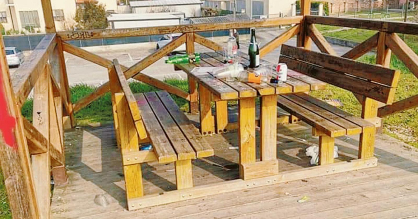 Gazebo lasciato come un letamaio