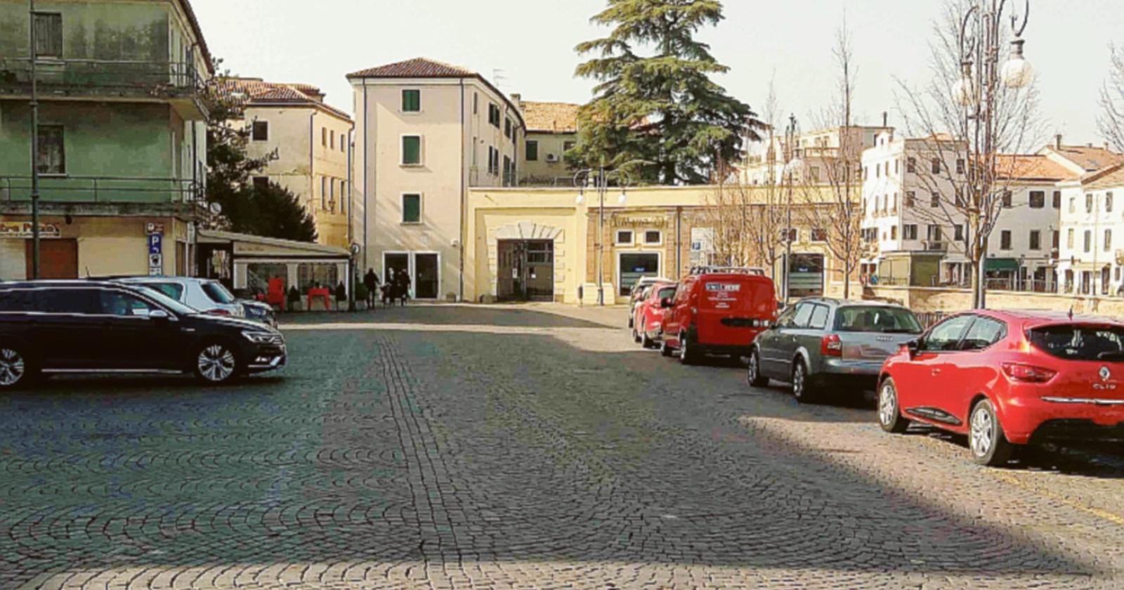 Piazza Cavour, regna l’anarchia