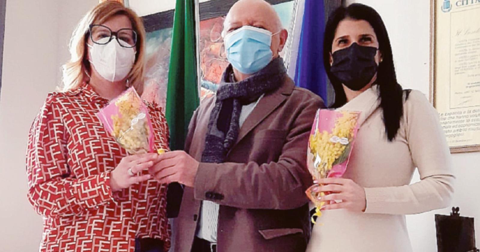 Il vicesindaco arriva in Comune con le mimose