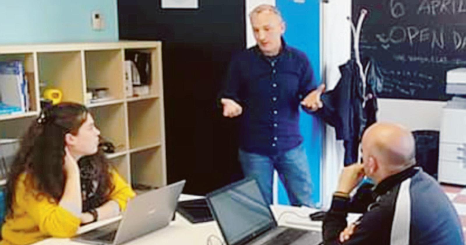 Si cercano giovani coworkers