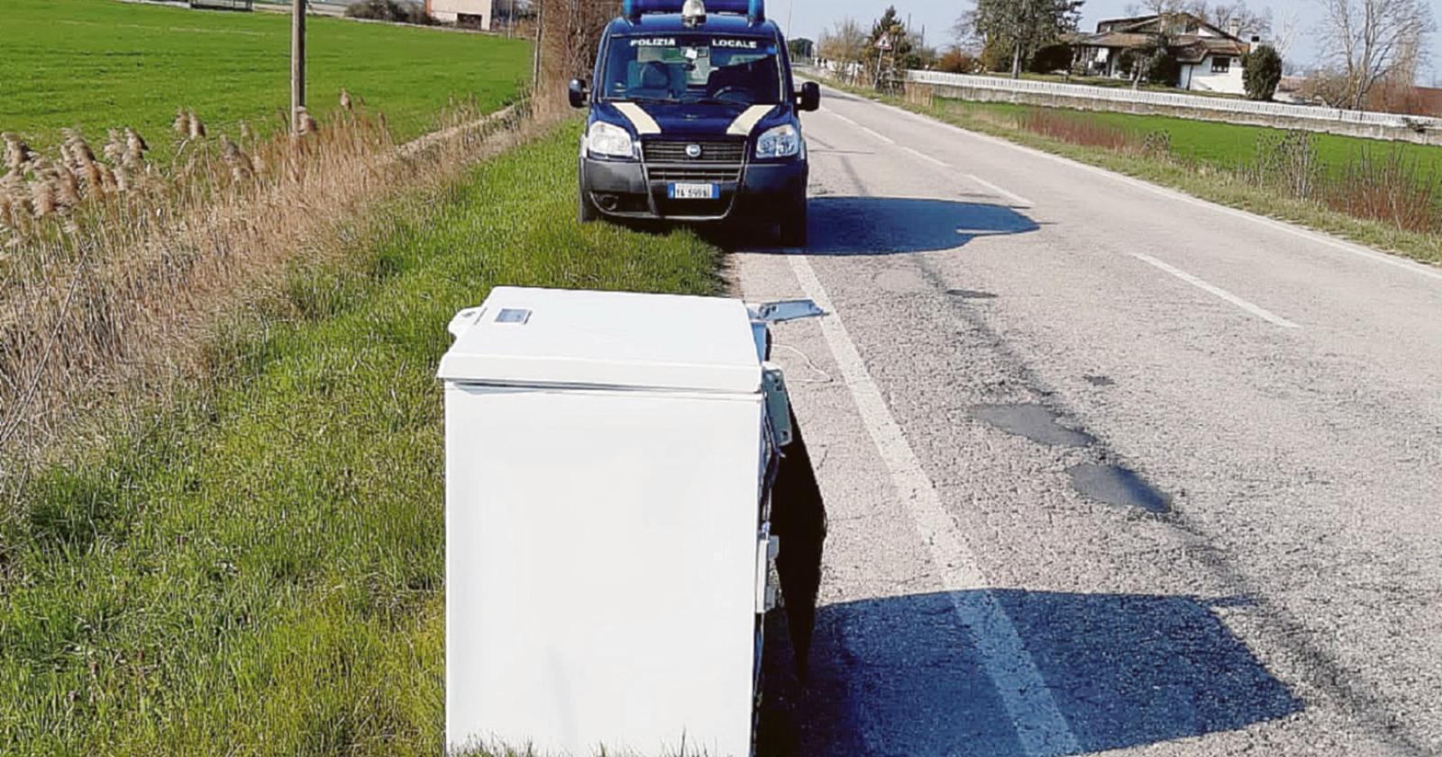 Freezer lasciato sulla provinciale
