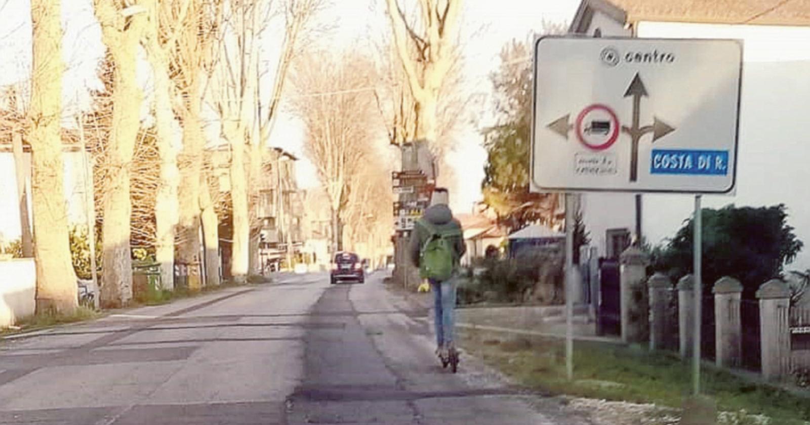 Monopattino in regionale: “Così però è pericoloso”
