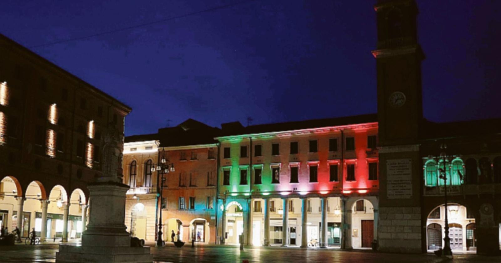 Si abbassano le luci in piazza