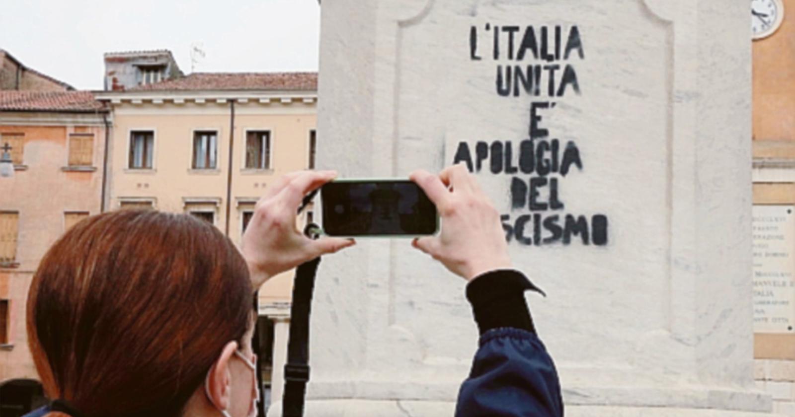 La statua di Vittorio Emanuele resta deturpata